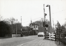 169394 Gezicht op de spoorwegovergang in de Hoofdstraat bij het N.S.-station Driebergen-Zeist te Driebergen-Rijsenburg, ...